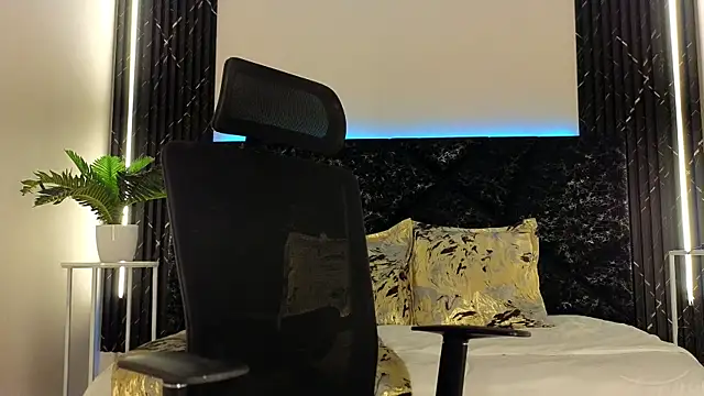 Snapshot of Emy_leon chatting on 12/13/25, 08:04 Emy leon online show from 12/13/25, 08:04