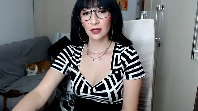 Snapshot of Laura-pervert chatting on 10/10/25, 01:17 Laura-pervert online show from 10/10/25, 01:17