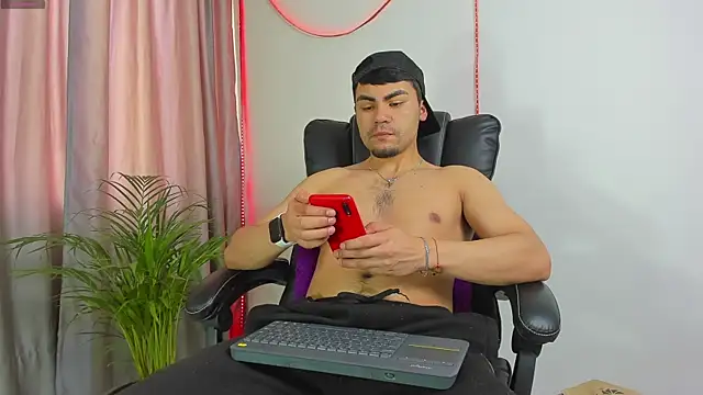 Snapshot of kalivan_voinesscu chatting on 10/07/25, 02:18 kalivan voinesscu online show from 10/07/25, 02:18