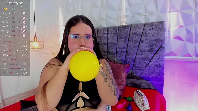 Snapshot of April1_sc chatting on 11/07/25, 08:35 April1 sc online show from 11/07/25, 08:35