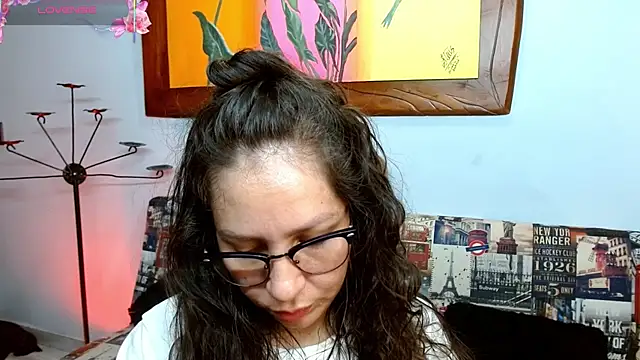 Snapshot of naihroby chatting on 10/18/25, 03:19 naihroby online show from 10/18/25, 03:19
