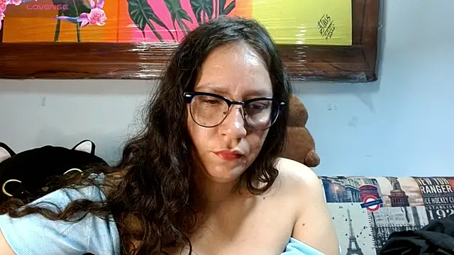 Snapshot of naihroby chatting on 09/17/25, 10:23 naihroby online show from 09/17/25, 10:23