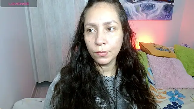 Snapshot of naihroby chatting on 10/13/25, 04:58 naihroby online show from 10/13/25, 04:58