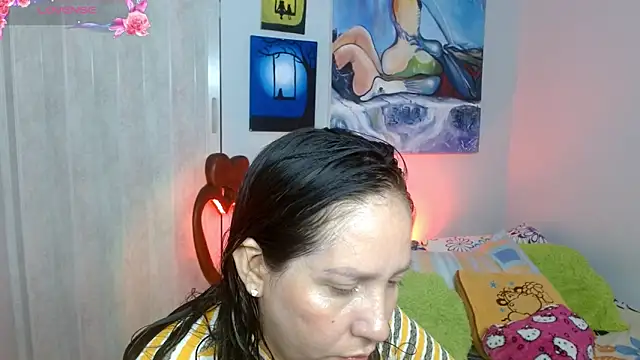 Snapshot of naihroby chatting on 10/15/25, 10:18 naihroby online show from 10/15/25, 10:18