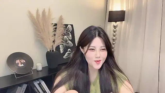 Snapshot of Strawberrybabyy1 chatting on 03/07/25, 04:44 Strawberrybabyy1 online show from 03/07/25, 04:44