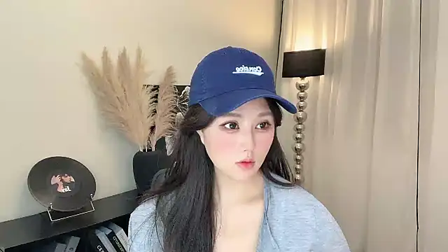 Snapshot of Strawberrybabyy1 chatting on 03/17/25, 02:01 Strawberrybabyy1 online show from 03/17/25, 02:01