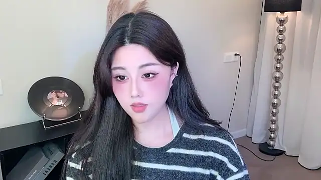 Snapshot of Strawberrybabyy1 chatting on 03/01/25, 02:02 Strawberrybabyy1 online show from 03/01/25, 02:02