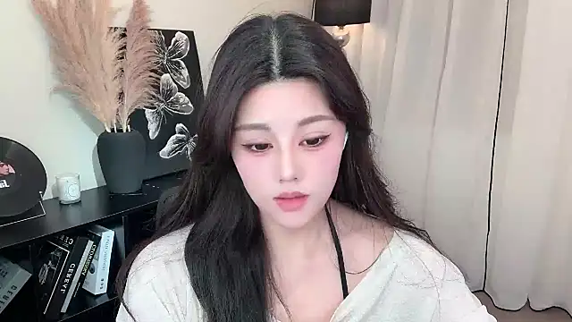 Snapshot of Strawberrybabyy1 chatting on 03/04/25, 10:02 Strawberrybabyy1 online show from 03/04/25, 10:02