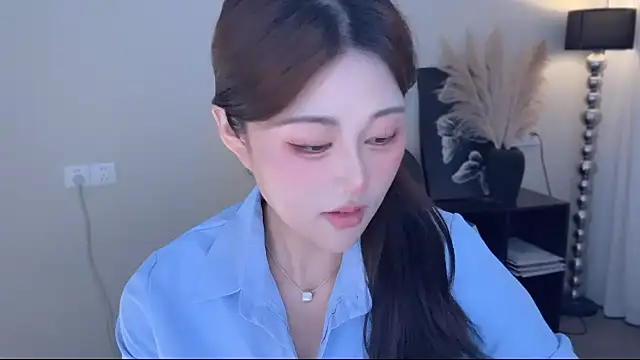 Strawberrybabyy1 online show from 10/28/25, 03:11