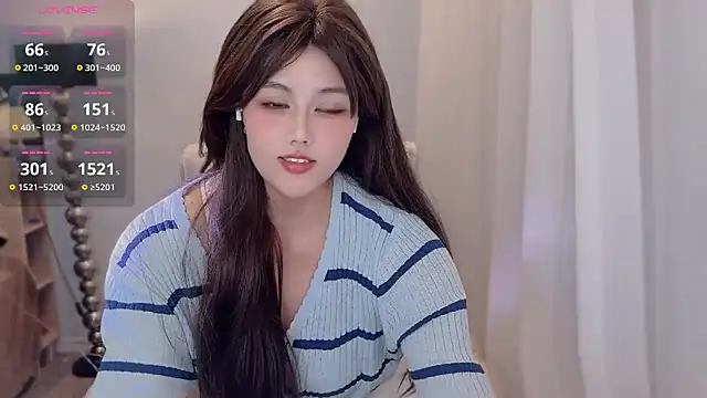 Snapshot of Strawberrybabyy1 chatting on 01/01/25, 05:22 Strawberrybabyy1 online show from 01/01/25, 05:22