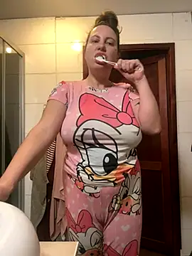 Snapshot of Yanacool007 chatting on 12/05/25, 09:52 Yanacool007 online show from 12/05/25, 09:52