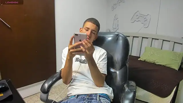 Snapshot of JackSwan18 chatting on 09/28/25, 04:30 JackSwan18 online show from 09/28/25, 04:30