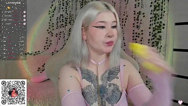 Snapshot of chillycharm chatting on 01/13/25, 02:28 chillycharm online show from 01/13/25, 02:28