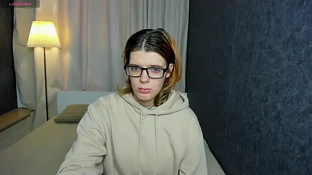 Snapshot of KIKI_Krash chatting on 03/08/25, 10:22 KIKI Krash online show from 03/08/25, 10:22