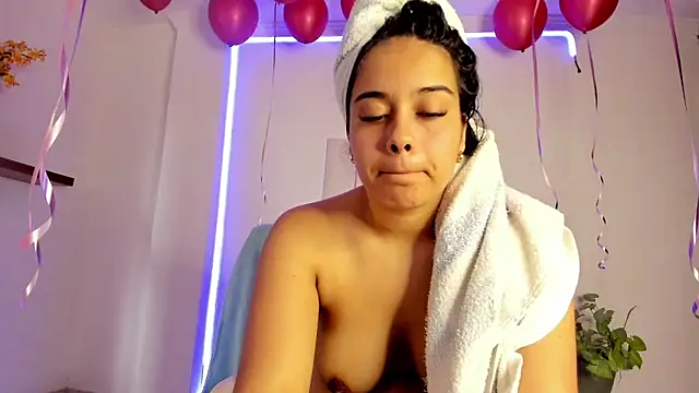 Snapshot of anniesweet- chatting on 11/04/25, 01:37 anniesweet- online show from 11/04/25, 01:37