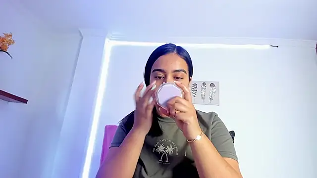 Snapshot of anniesweet- chatting on 04/10/26, 01:18 anniesweet- online show from 04/10/26, 01:18