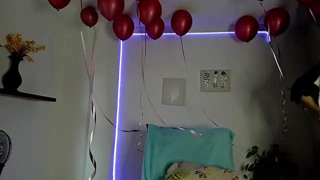 Snapshot of anniesweet- chatting on 10/31/25, 01:41 anniesweet- online show from 10/31/25, 01:41