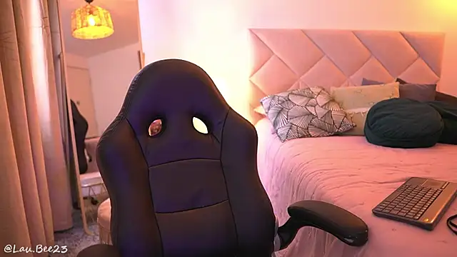 Lau Bee online show from 09/13/25, 06:08