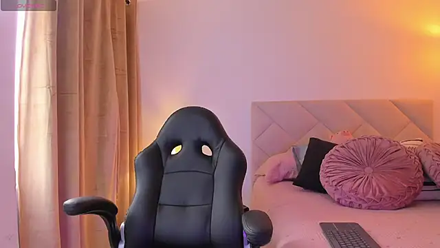 Lau Bee online show from 02/21/25, 02:38