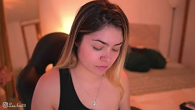 Lau Bee online show from 11/30/25, 03:35