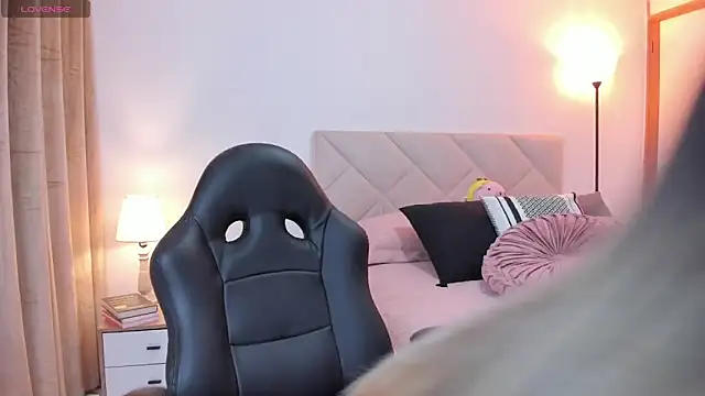 Lau Bee online show from 02/26/25, 02:49