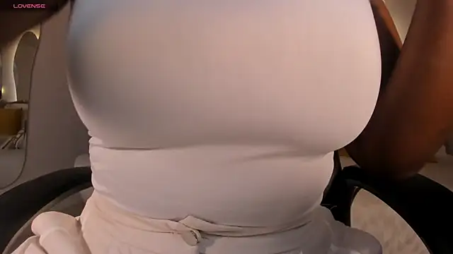 Snapshot of SavannahStorm chatting on 12/17/25, 12:32 SavannahStorm online show from 12/17/25, 12:32