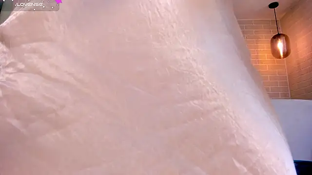 IsabellaHill  online show from 12/31/24, 08:34