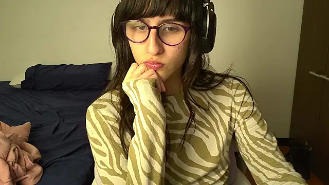 Snapshot of Alice_love29 chatting on 01/06/25, 04:15 Alice love29 online show from 01/06/25, 04:15