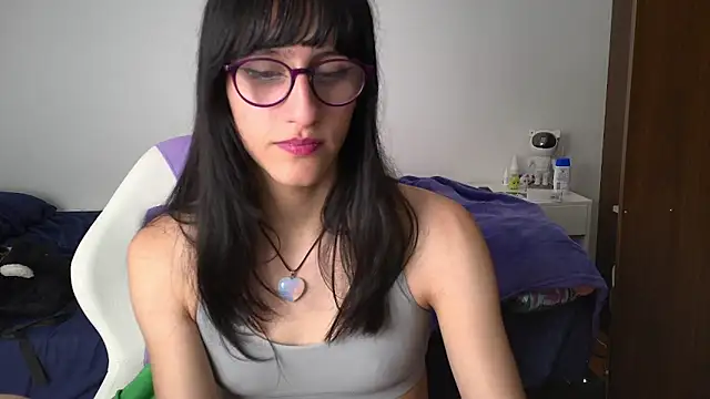 Snapshot of Alice_love29 chatting on 02/03/25, 12:04 Alice love29 online show from 02/03/25, 12:04