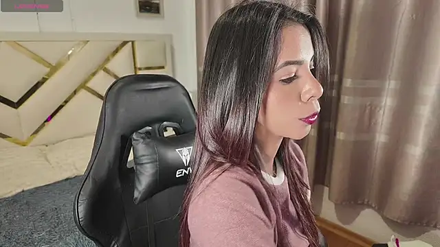 carolineamber  online show from 04/23/26, 03:02