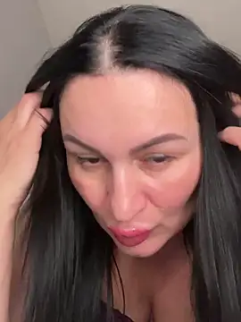 Helena7077 online show from 12/18/25, 11:08