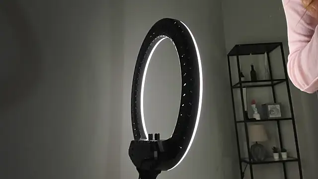 Snapshot of elfinvibes chatting on 11/08/25, 06:17 elfinvibes online show from 11/08/25, 06:17