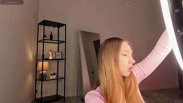 Snapshot of elfinvibes chatting on 09/18/25, 06:05 elfinvibes online show from 09/18/25, 06:05