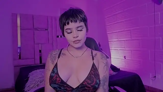 Snapshot of BonnieAnderson_ chatting on 06/10/26, 08:43 BonnieAnderson online show from 06/10/26, 08:43