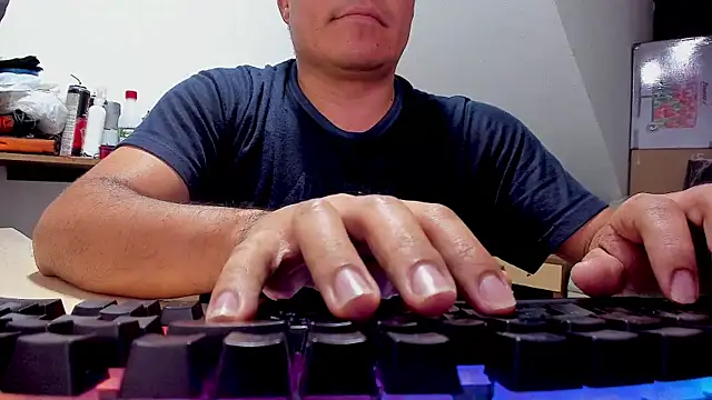 Jhonatan Morales S online show from 10/18/25, 04:14