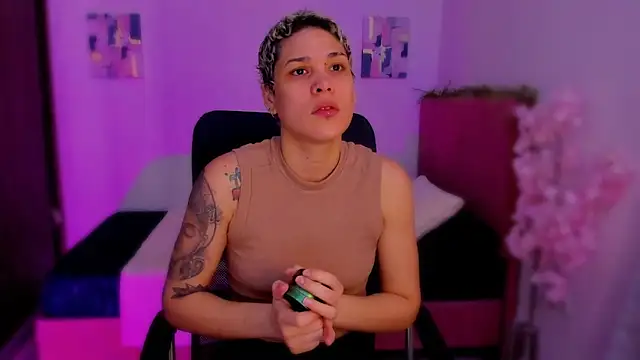 Charlee pink online show from 11/11/25, 05:19