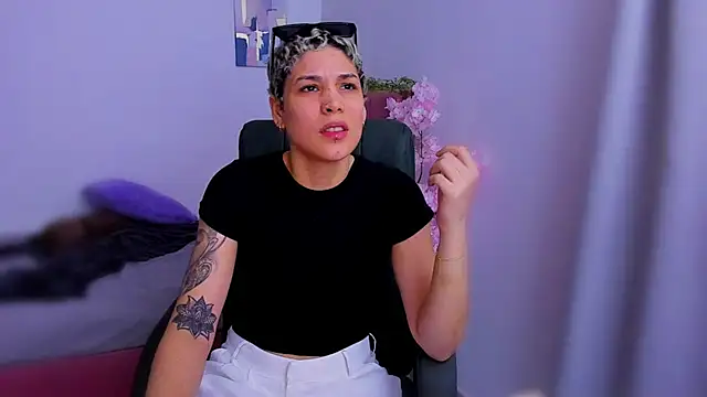 Charlee pink online show from 11/18/25, 08:56