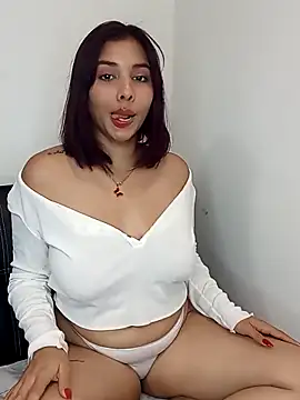 Snapshot of LucyMartelli chatting on 03/10/25, 04:35 LucyMartelli online show from 03/10/25, 04:35