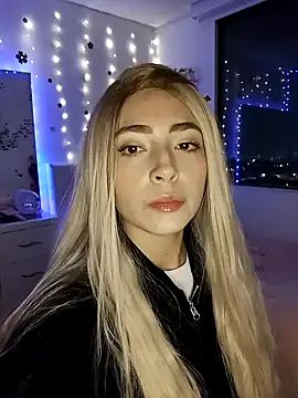 Snapshot of channel_blonde_a chatting on 10/17/25, 05:00 channel blonde a online show from 10/17/25, 05:00