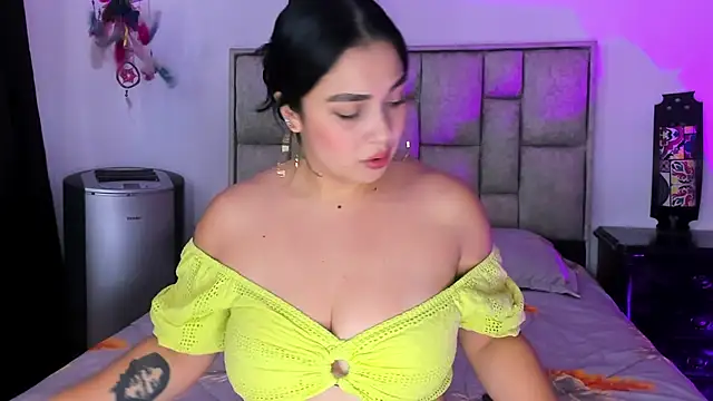 Snapshot of brianaGuzman chatting on 07/14/26, 05:52 brianaGuzman online show from 07/14/26, 05:52