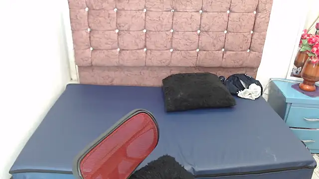 Snapshot of lily_jamesx chatting on 11/19/25, 01:55 lily jamesx online show from 11/19/25, 01:55