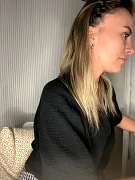 Snapshot of Milla__one chatting on 10/19/25, 06:10 Milla one online show from 10/19/25, 06:10