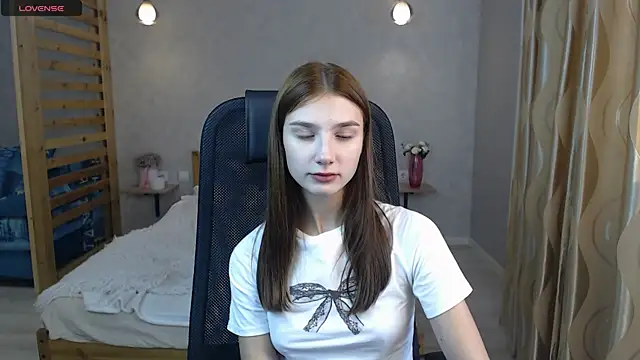Snapshot of AnaHoney chatting on 09/27/25, 02:18 AnaHoney online show from 09/27/25, 02:18