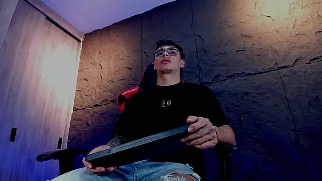 Snapshot of joseph_boy chatting on 11/21/25, 11:09 joseph boy online show from 11/21/25, 11:09