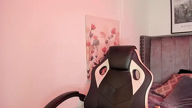 Alaia Cute online show from 11/22/25, 02:54