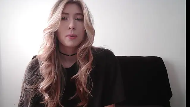 ErikaShyy online show from 10/30/25, 10:13