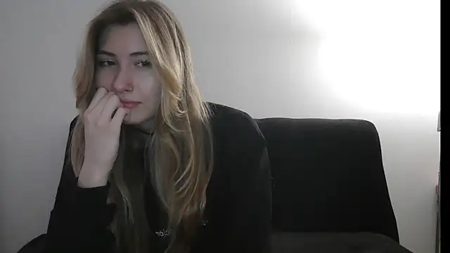 ErikaShyy online show from 10/18/25, 02:41