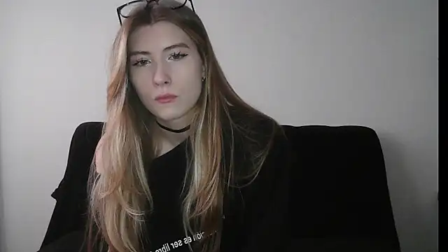 ErikaShyy online show from 10/21/25, 10:47