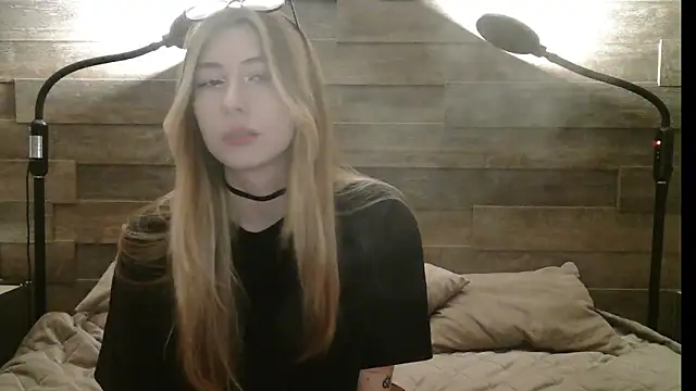 ErikaShyy online show from 12/01/25, 11:11