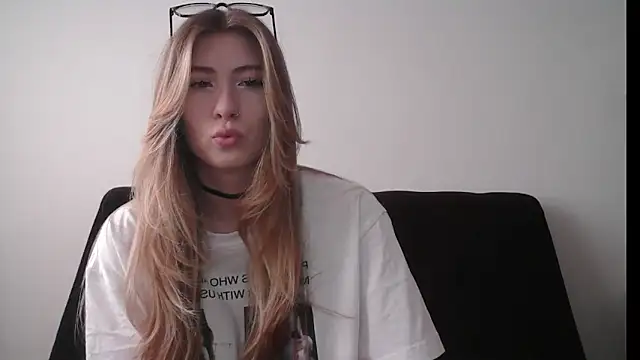 ErikaShyy online show from 10/16/25, 11:07